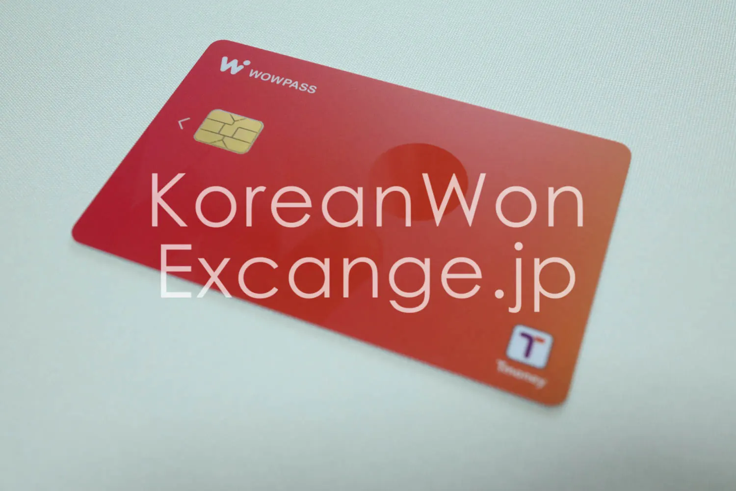 韓国旅行者向けの両替プリペイドカード『WOWPASS』。赤いカード表面のクローズアップ。