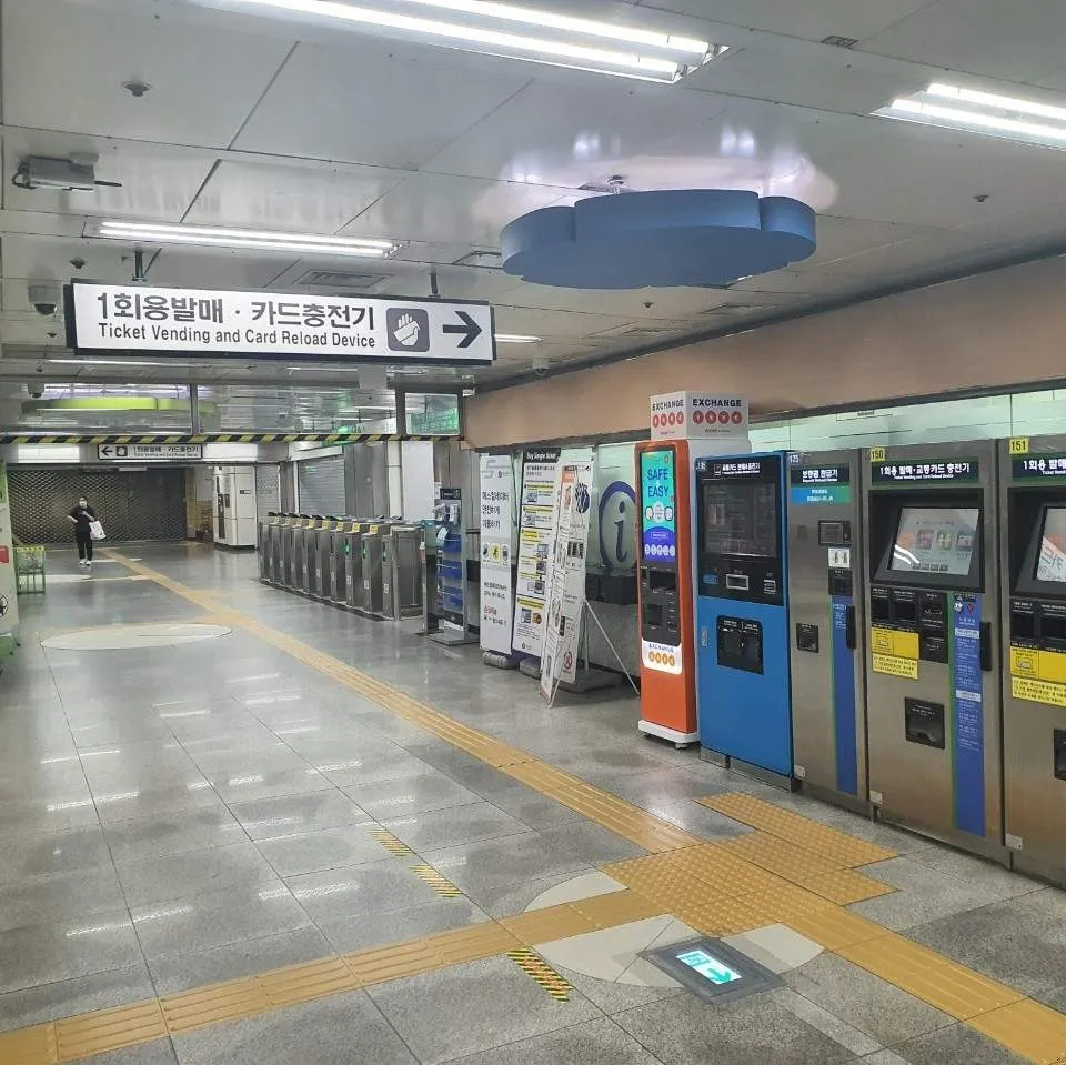 梨大駅 - 写真2