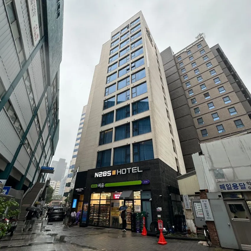 セブンイレブン 弘大中央店 - 写真1